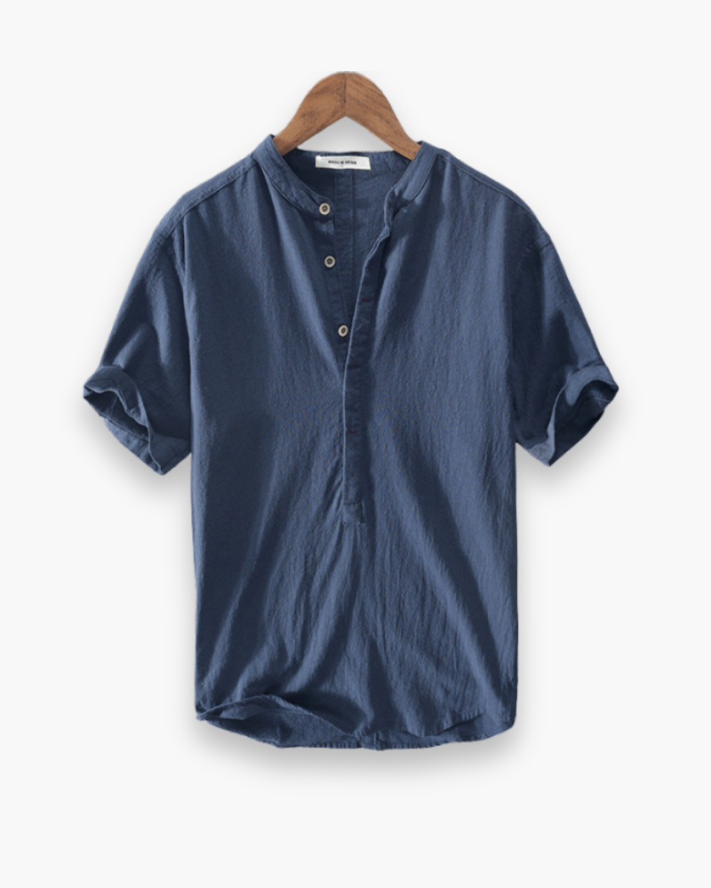 Chemise homme respirante bleu et blanc à manches courtes, élégante et légère pour un style estival confortable.