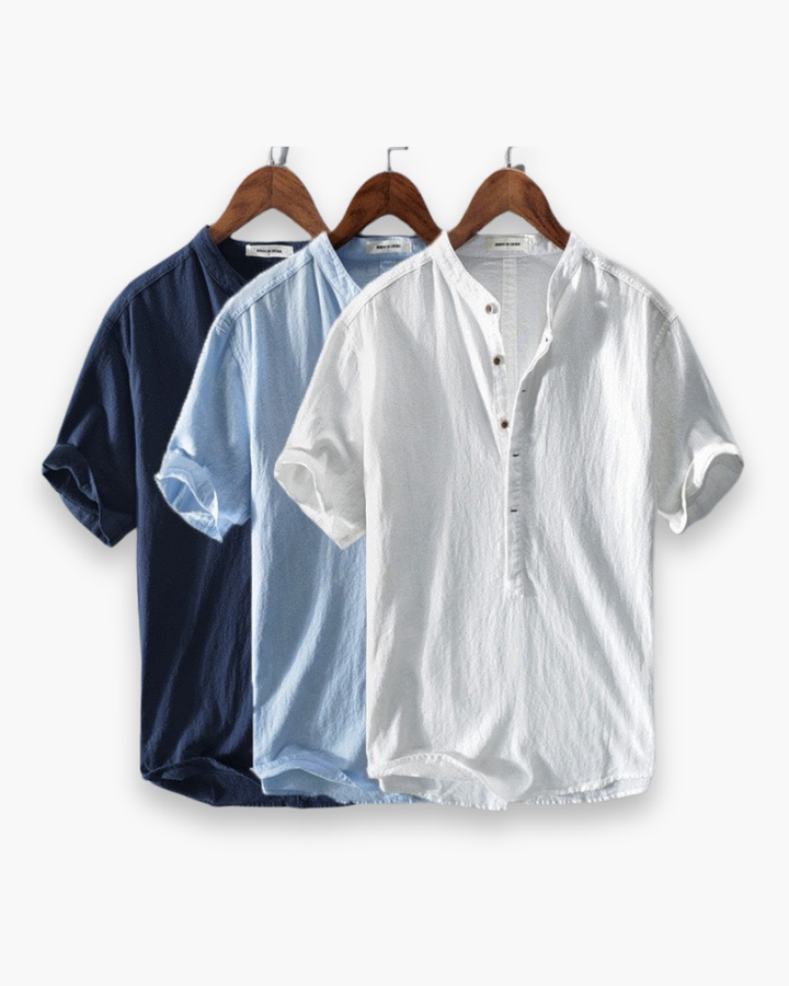 Chemise homme respirante bleu et blanc à manches courtes, élégante et légère pour un style estival confortable.