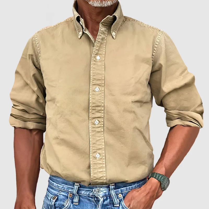 "Chemise homme vintage délavée à manches longues, style rétro et sophistiqué, en coton doux pour un confort optimal."