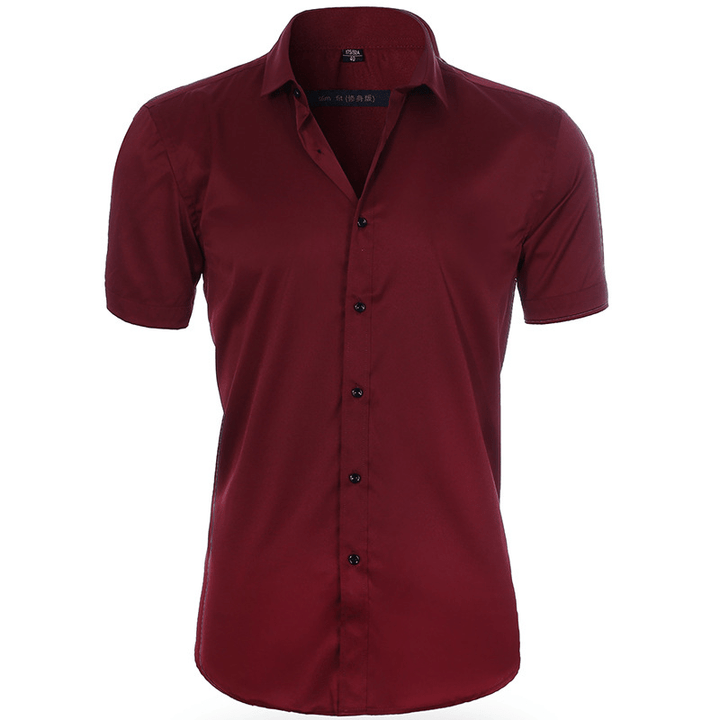 "Chemise infroissable homme, élastique et respirante, élégante, idéale pour un look soigné toute la journée."