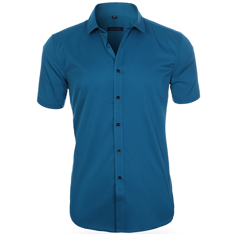 "Chemise infroissable homme, élastique et respirante, élégante, idéale pour un look soigné toute la journée."