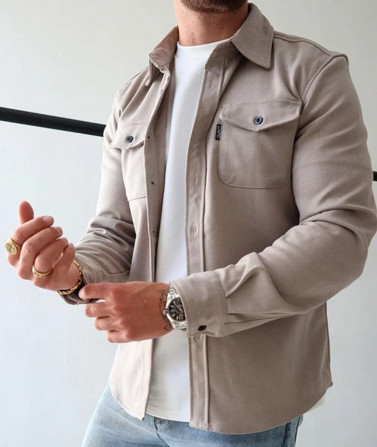Chemise moderne pour femme automne, élégance et confort, coupe ajustée, couleurs saison, style polyvalent et tendance.