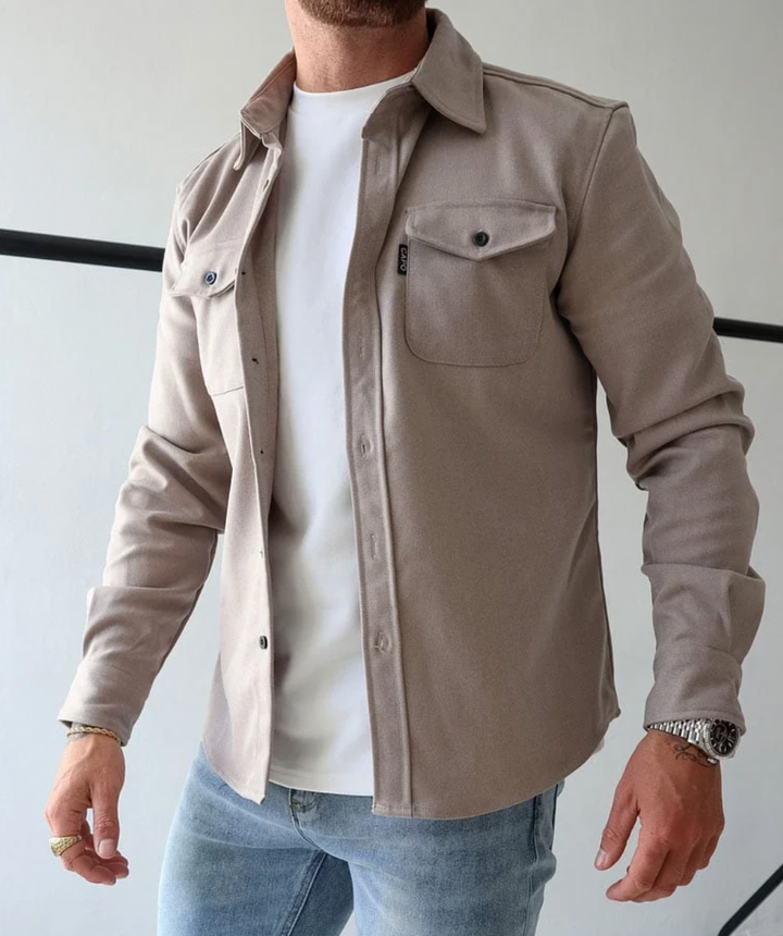 Chemise moderne pour femme automne, élégance et confort, coupe ajustée, couleurs saison, style polyvalent et tendance.