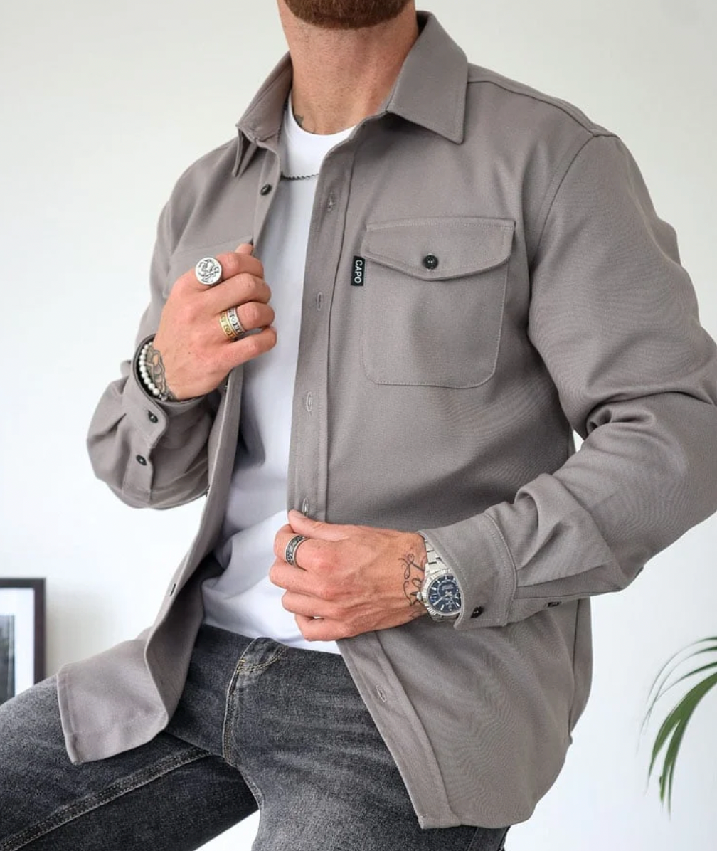 Chemise moderne pour femme automne, élégance et confort, coupe ajustée, couleurs saison, style polyvalent et tendance.