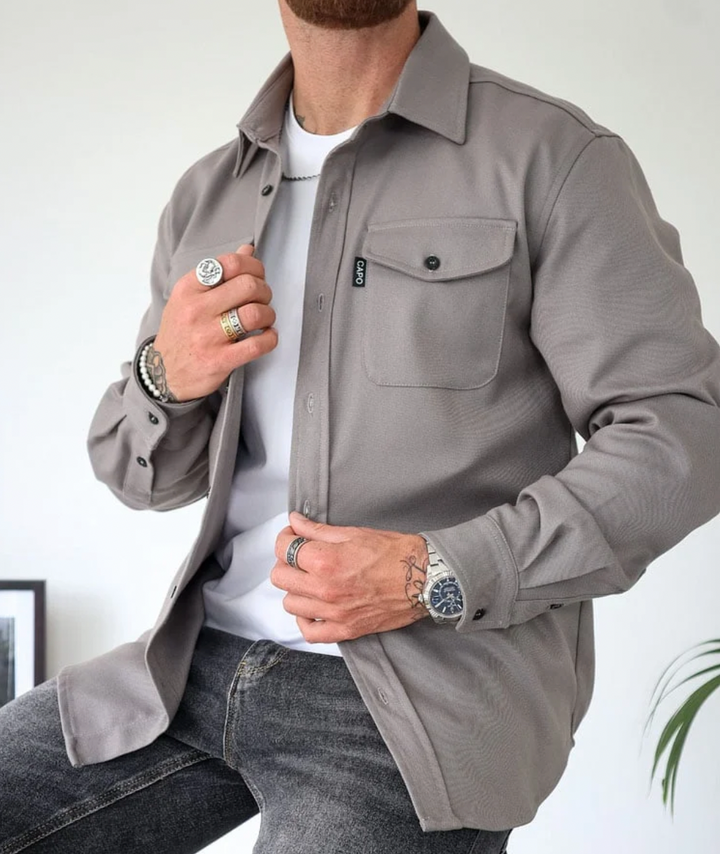 Chemise moderne pour femme automne, élégance et confort, coupe ajustée, couleurs saison, style polyvalent et tendance.