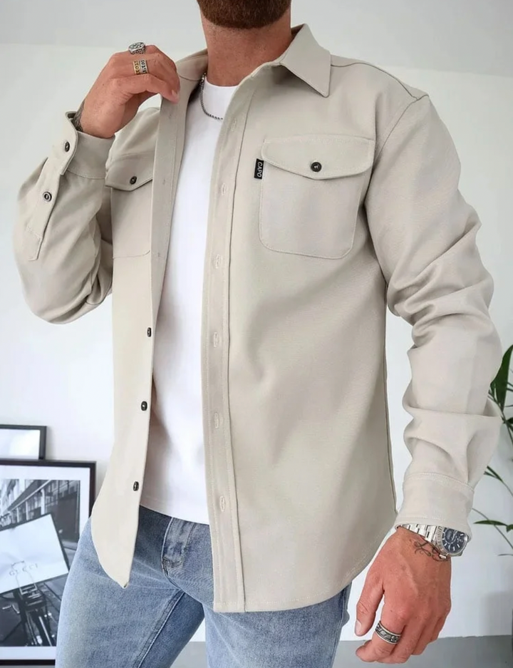 Chemise moderne pour femme automne, élégance et confort, coupe ajustée, couleurs saison, style polyvalent et tendance.