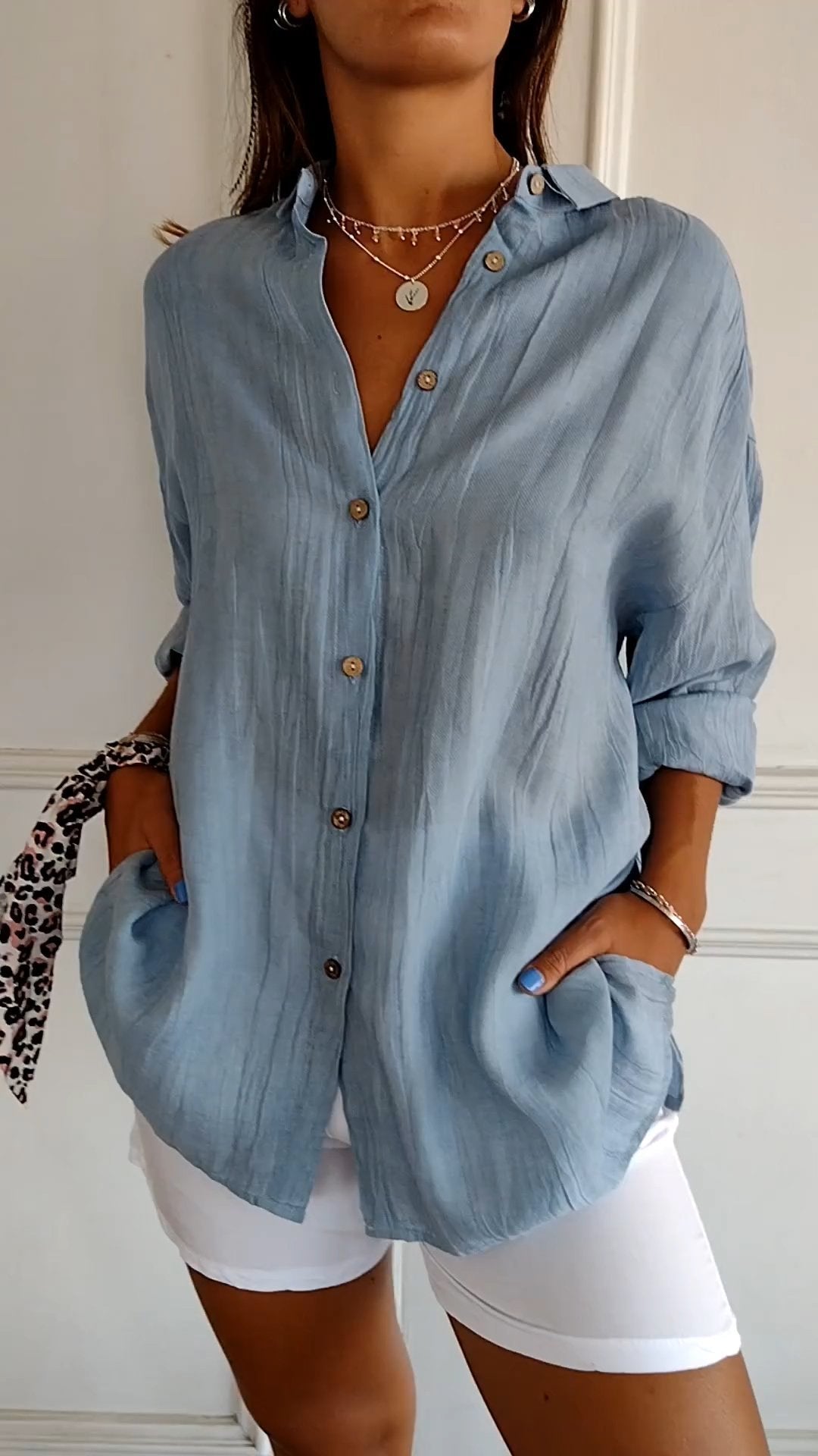 Chemise plissée élégante pour femme, style chic et confortable, design moderne, manches longues, idéale pour le bureau.