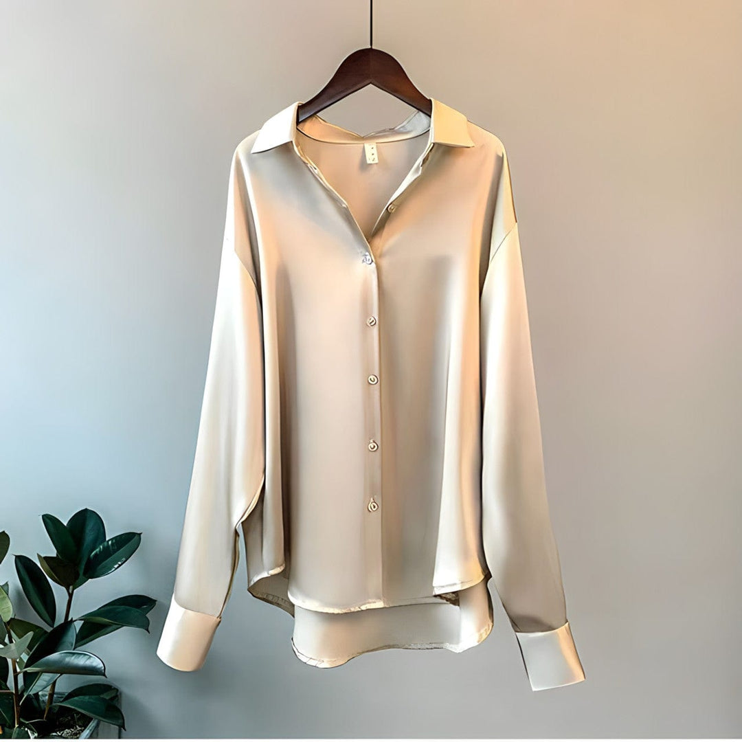 "Chemise satin femme chic, finition satinée douce, coloris blanc, idéal pour allure élégante et occasions spéciales."