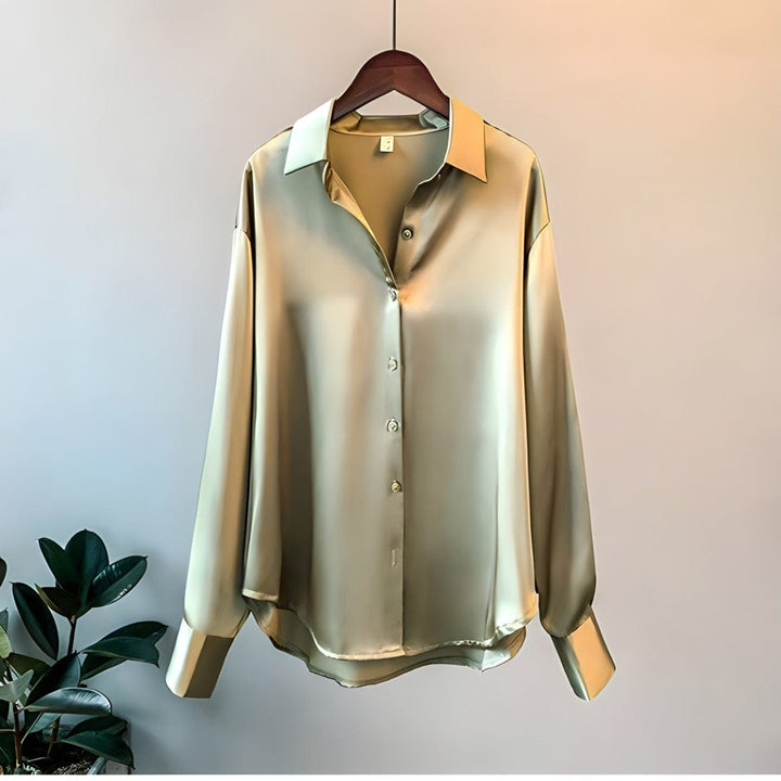 "Chemise satin femme chic, finition satinée douce, coloris blanc, idéal pour allure élégante et occasions spéciales."