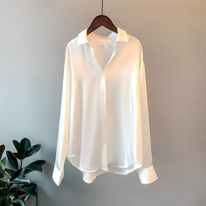 "Chemise satin femme chic, finition satinée douce, coloris blanc, idéal pour allure élégante et occasions spéciales."