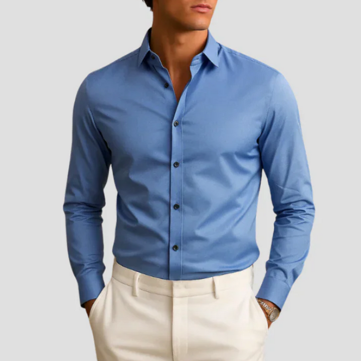 "Chemise slim homme élégante moderne, vue frontale, coupe ajustée, col classique, tissu doux, bordeaux, lignes nettes"