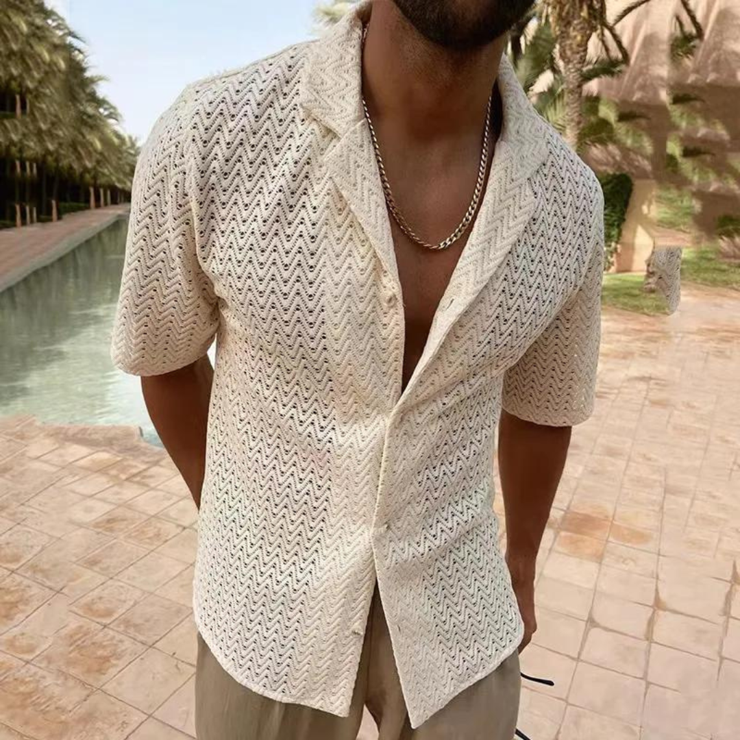 Chemise tricotée décontractée pour homme, en maille bleue, coupe moderne et élégante, idéale pour l'été.