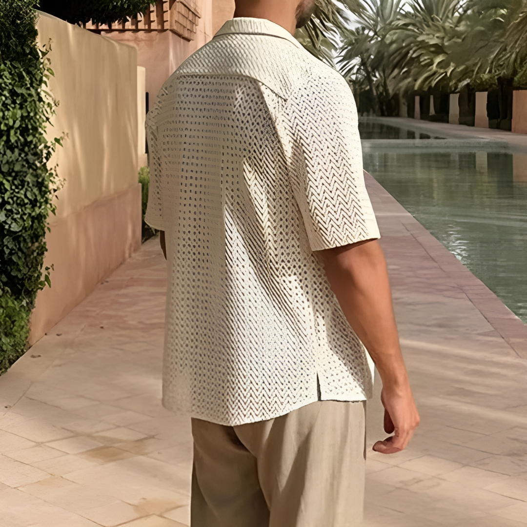Chemise tricotée décontractée pour homme, en maille bleue, coupe moderne et élégante, idéale pour l'été.