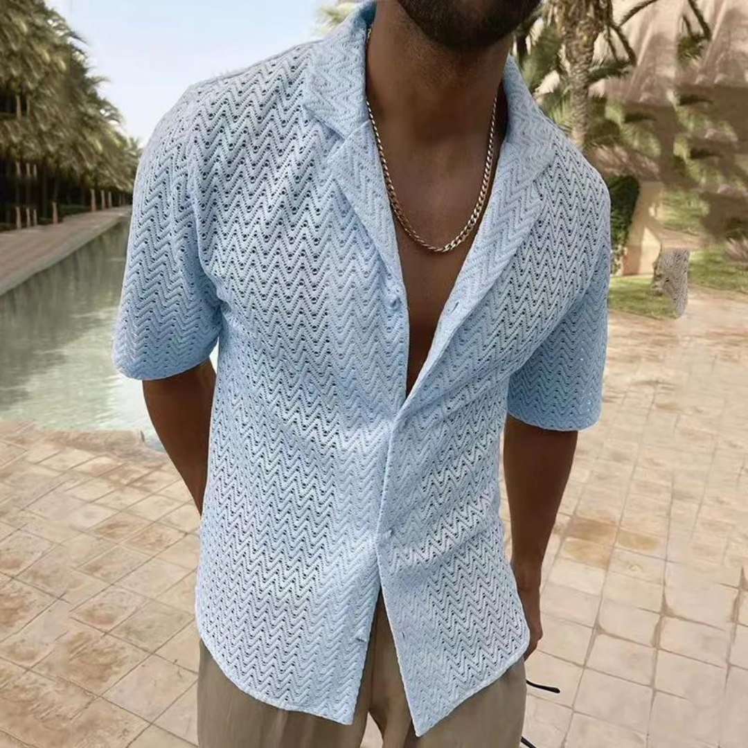 Chemise tricotée décontractée pour homme, en maille bleue, coupe moderne et élégante, idéale pour l'été.