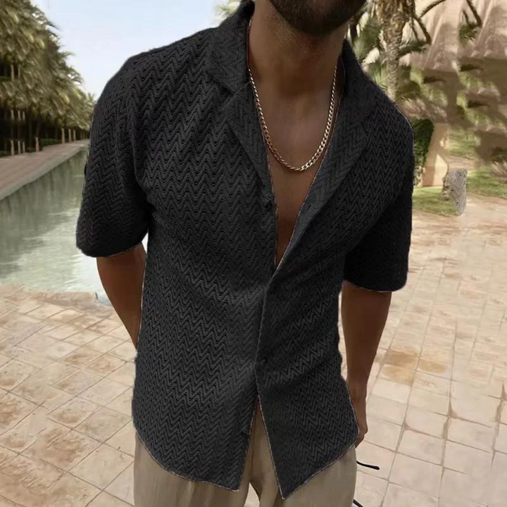 Chemise tricotée décontractée pour homme, en maille bleue, coupe moderne et élégante, idéale pour l'été.
