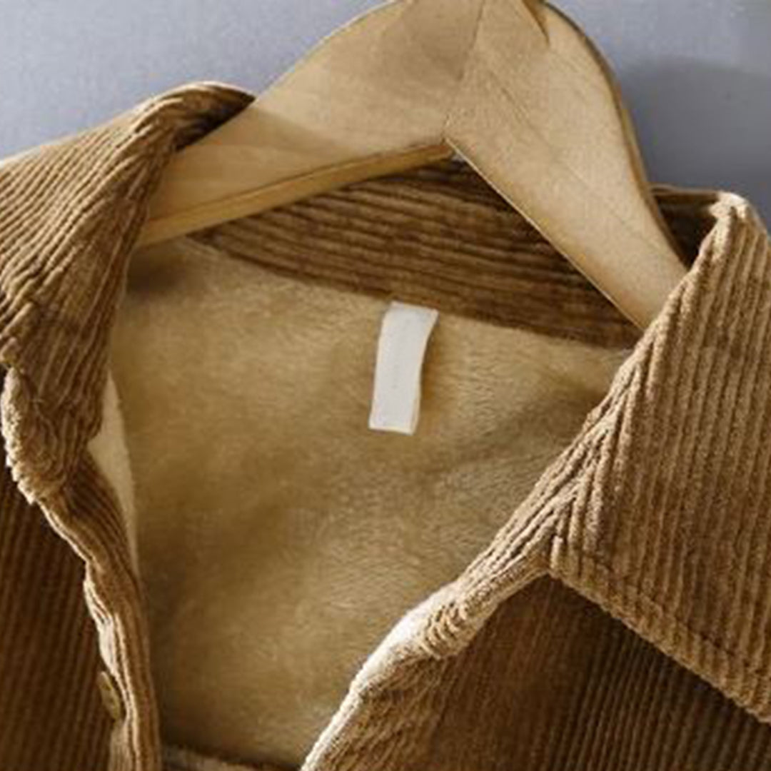 "Chemise velours côtelé kaki homme, coupe décontractée, texture élégante, idéale pour l'hiver, style et confort"