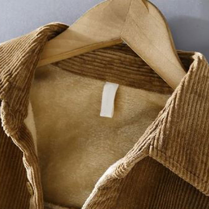 "Chemise velours côtelé kaki homme, coupe décontractée, texture élégante, idéale pour l'hiver, style et confort"
