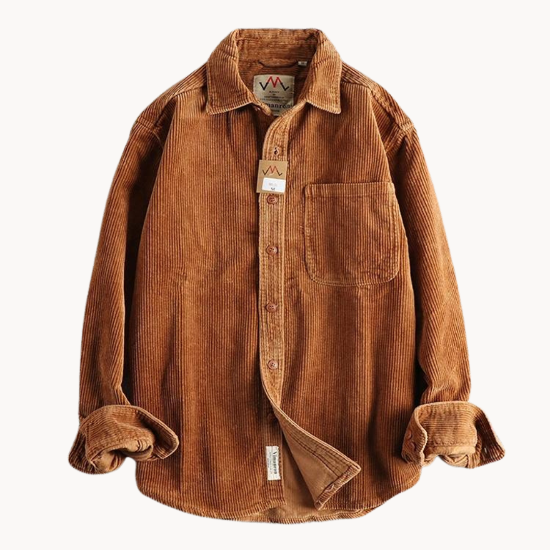 "Chemise velours côtelé orange, manches longues, texture douce, poches poitrine, style polyvalent pour hommes."