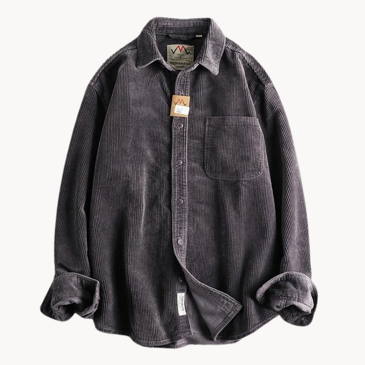 "Chemise velours côtelé orange, manches longues, texture douce, poches poitrine, style polyvalent pour hommes."