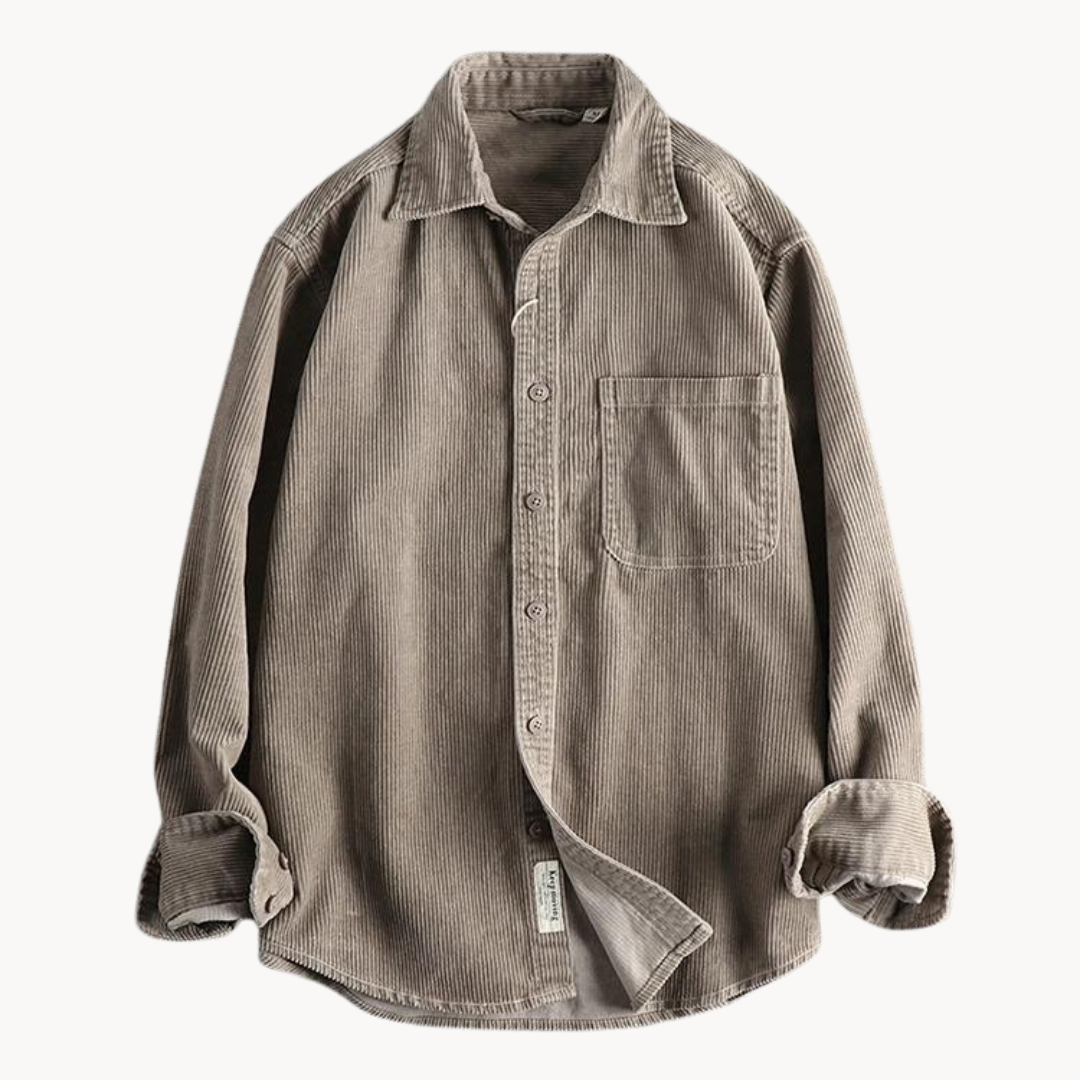 "Chemise velours côtelé orange, manches longues, texture douce, poches poitrine, style polyvalent pour hommes."