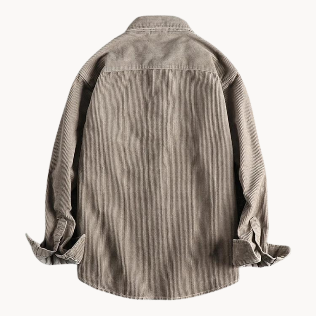 "Chemise velours côtelé orange, manches longues, texture douce, poches poitrine, style polyvalent pour hommes."