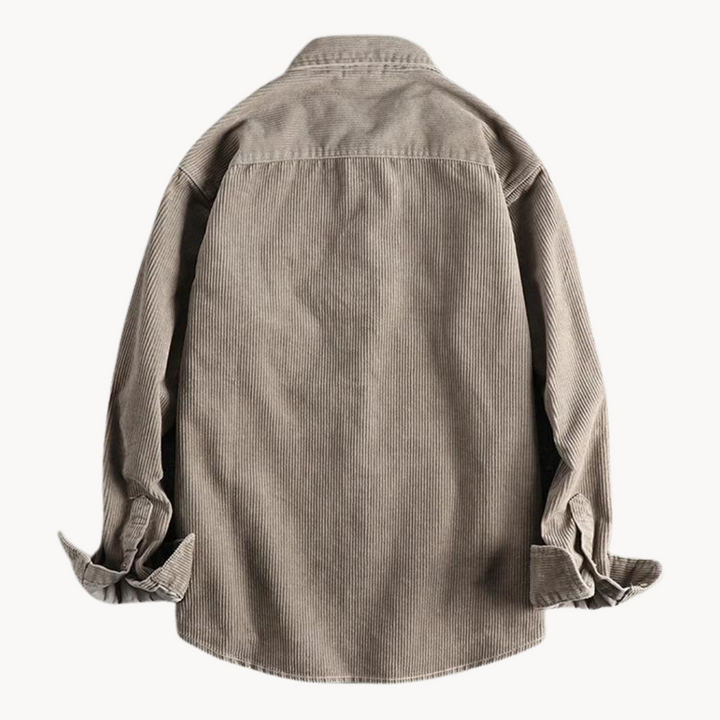 "Chemise velours côtelé orange, manches longues, texture douce, poches poitrine, style polyvalent pour hommes."