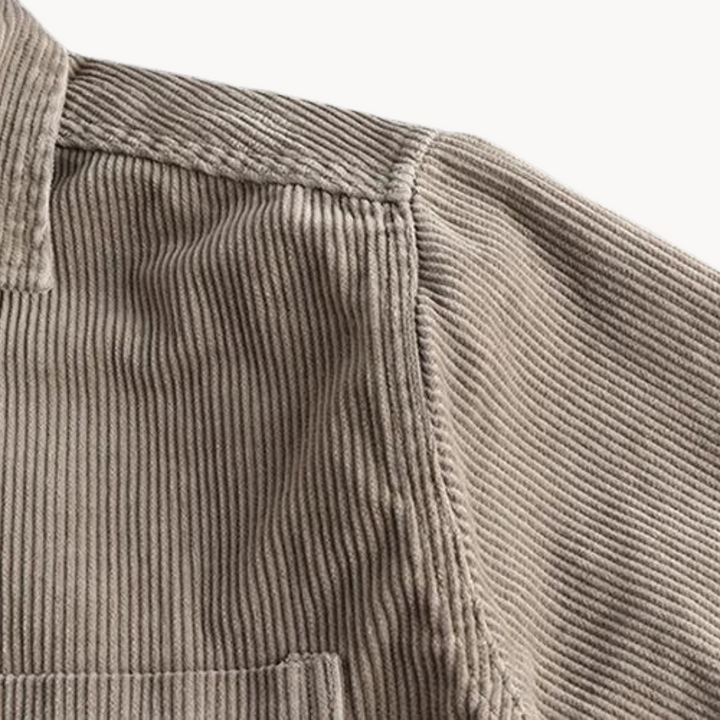 "Chemise velours côtelé orange, manches longues, texture douce, poches poitrine, style polyvalent pour hommes."