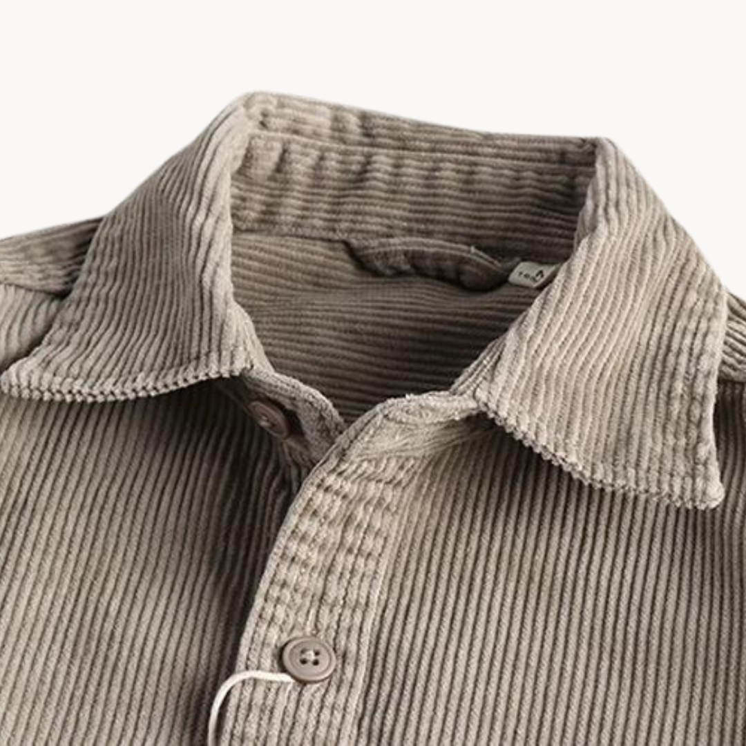 "Chemise velours côtelé orange, manches longues, texture douce, poches poitrine, style polyvalent pour hommes."