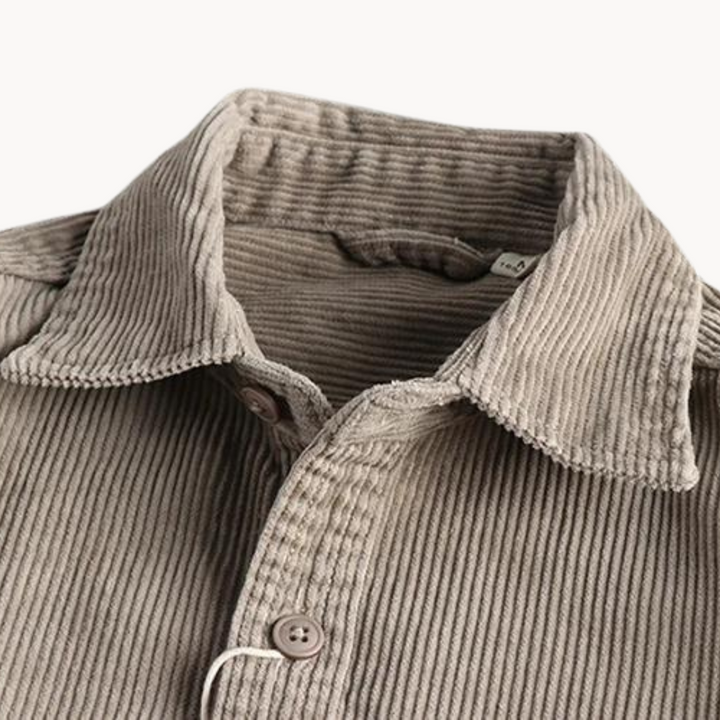 "Chemise velours côtelé orange, manches longues, texture douce, poches poitrine, style polyvalent pour hommes."
