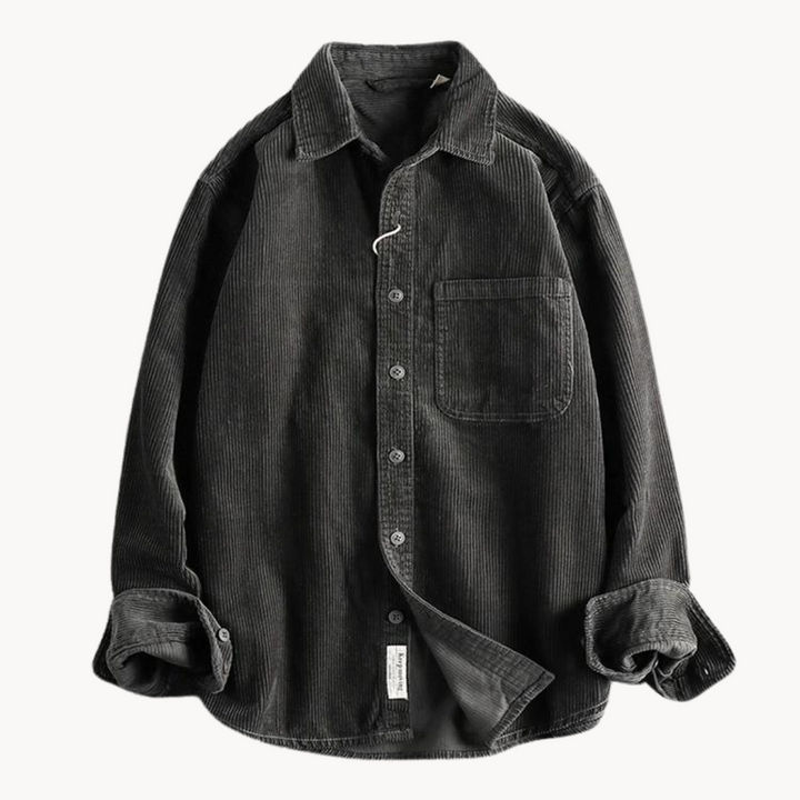 "Chemise velours côtelé orange, manches longues, texture douce, poches poitrine, style polyvalent pour hommes."