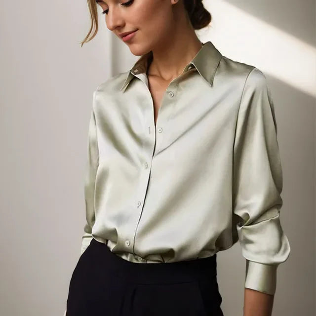 Chemisier ample satiné femme, coupe décontractée, éclat soyeux, élégance polyvalente pour un style chic et confortable.