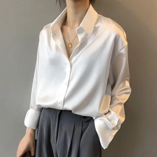 Chemisier ample satiné femme, coupe décontractée, éclat soyeux, élégance polyvalente pour un style chic et confortable.