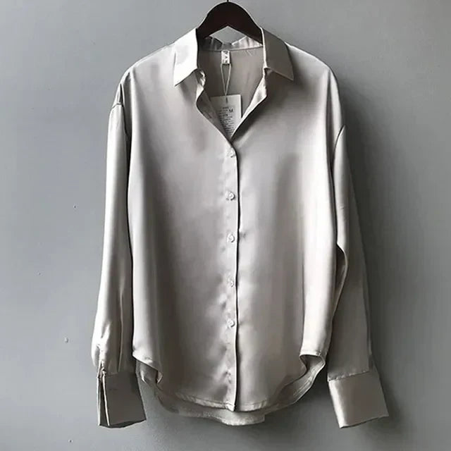 Chemisier ample satiné femme, coupe décontractée, éclat soyeux, élégance polyvalente pour un style chic et confortable.
