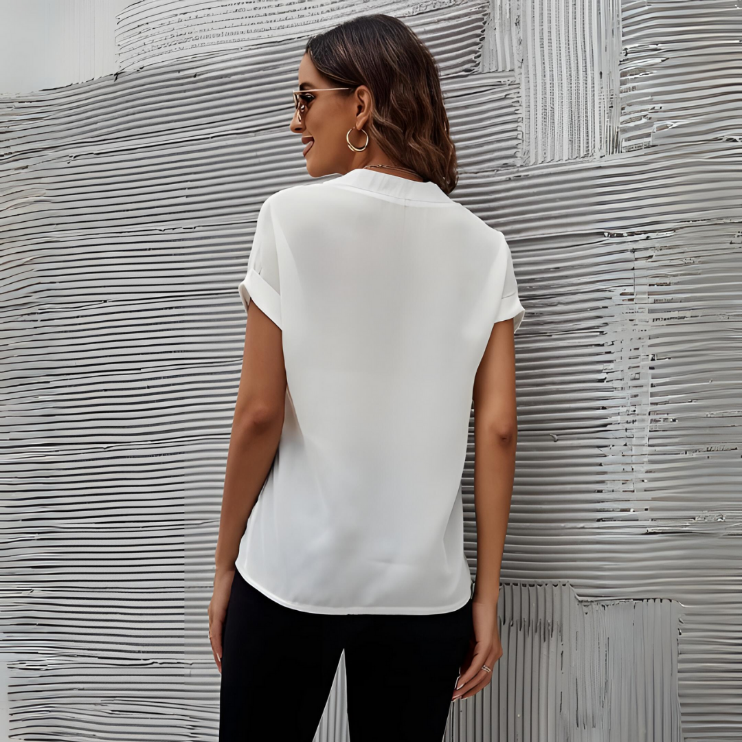 Chemisier blanc élégant pour femmes à col en V, coupe ajustée, design chic, tissu doux et respirant pour toute occasion.