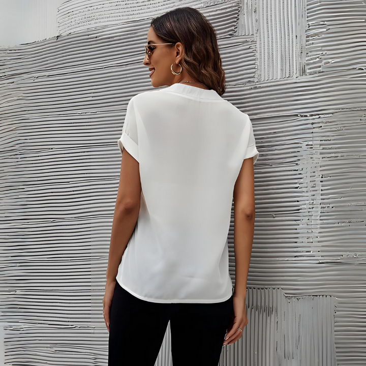 Chemisier blanc élégant pour femmes à col en V, coupe ajustée, design chic, tissu doux et respirant pour toute occasion.