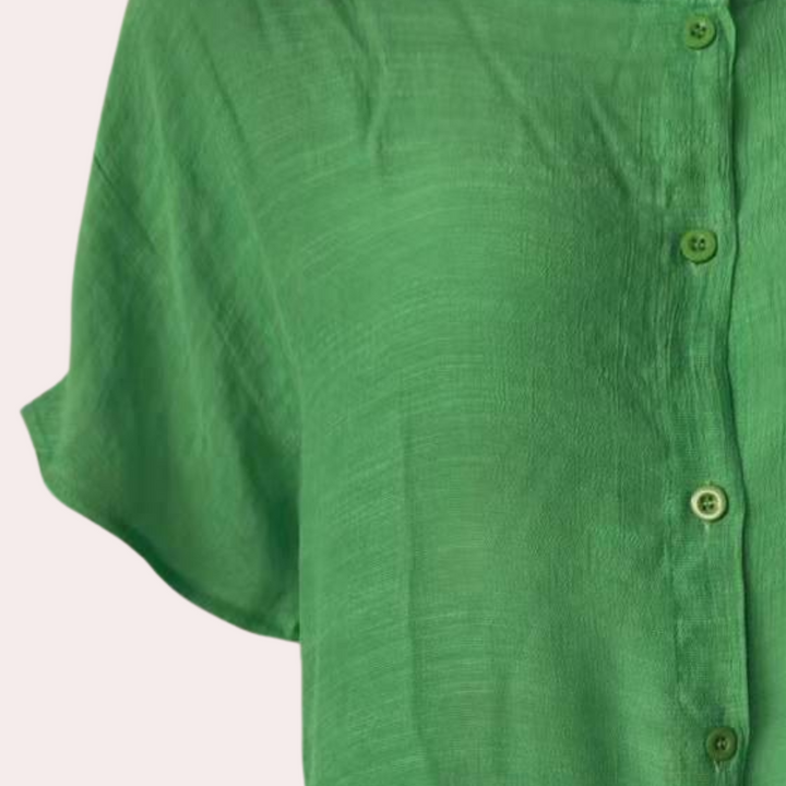 "Chemisier d'été ample en lin vert, coupe fluide, léger pour un style décontracté féminin."