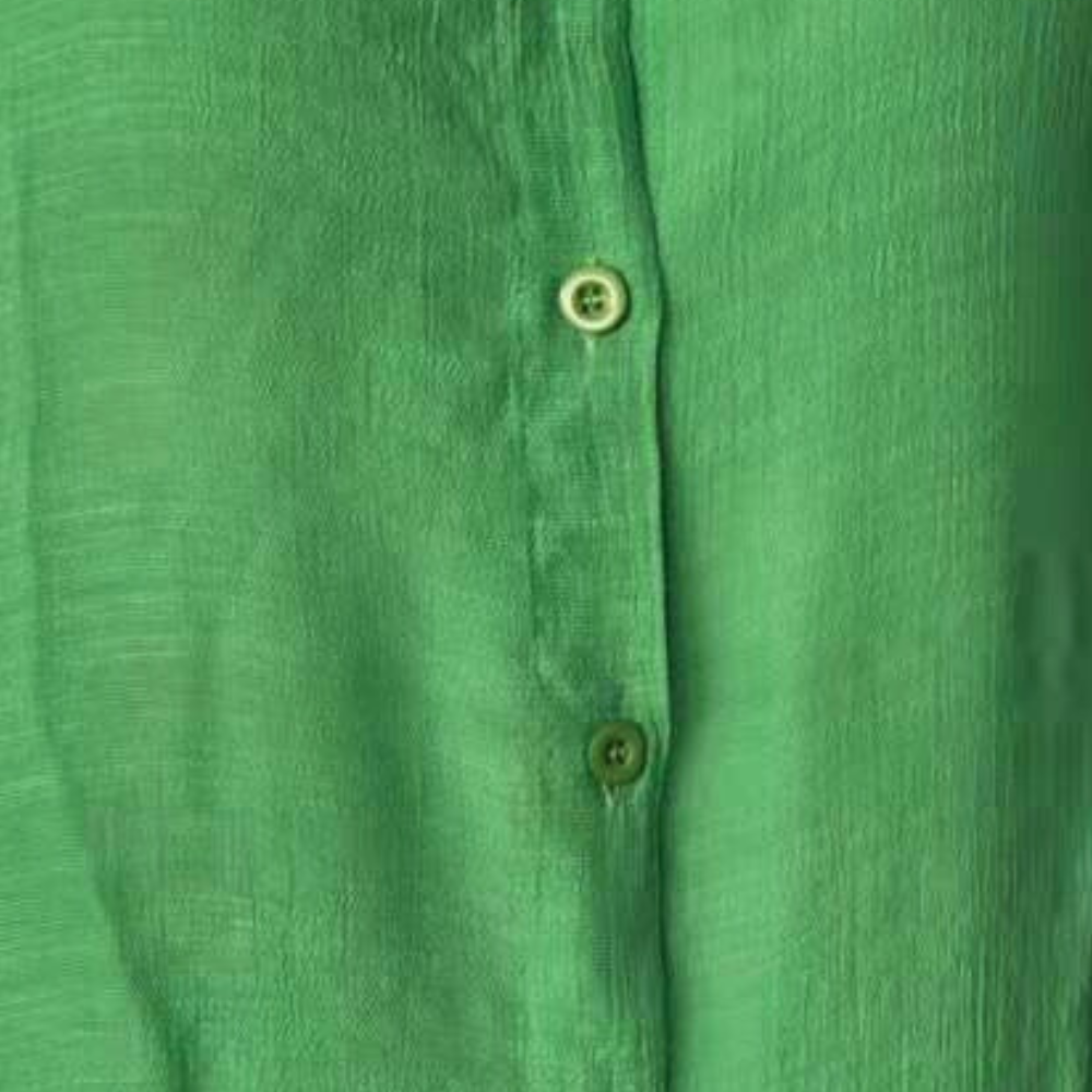 "Chemisier d'été ample en lin vert, coupe fluide, léger pour un style décontracté féminin."