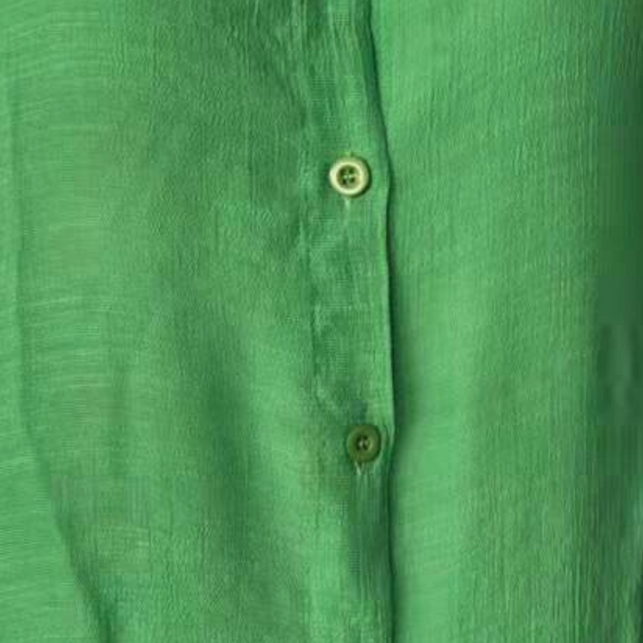 "Chemisier d'été ample en lin vert, coupe fluide, léger pour un style décontracté féminin."