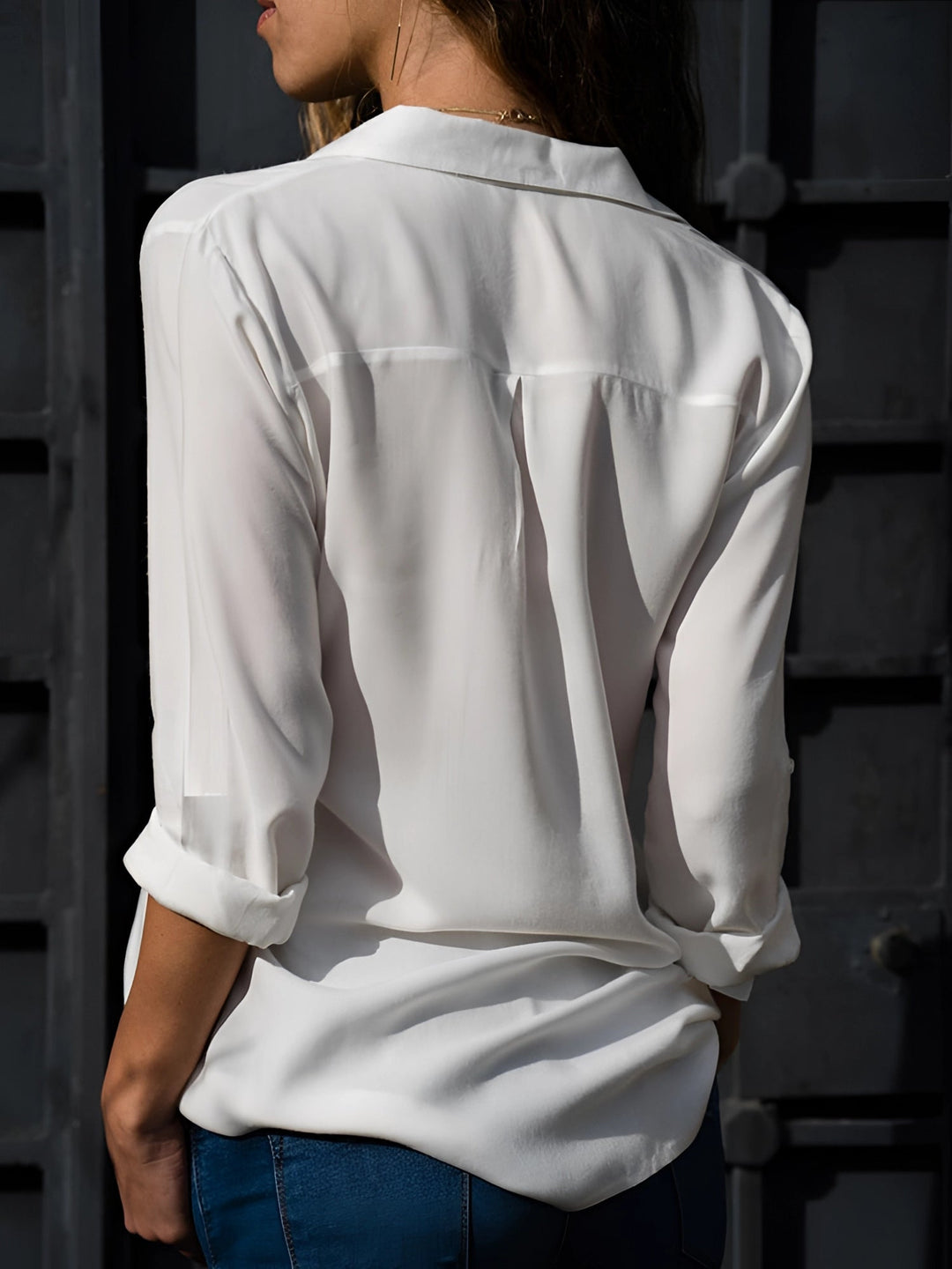 Chemisier en soie orange vif à manches longues, décolleté en V, élégant et confortable, idéal pour occasions spéciales.