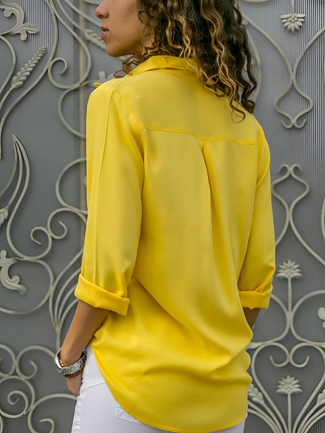 Chemisier en soie orange vif à manches longues, décolleté en V, élégant et confortable, idéal pour occasions spéciales.