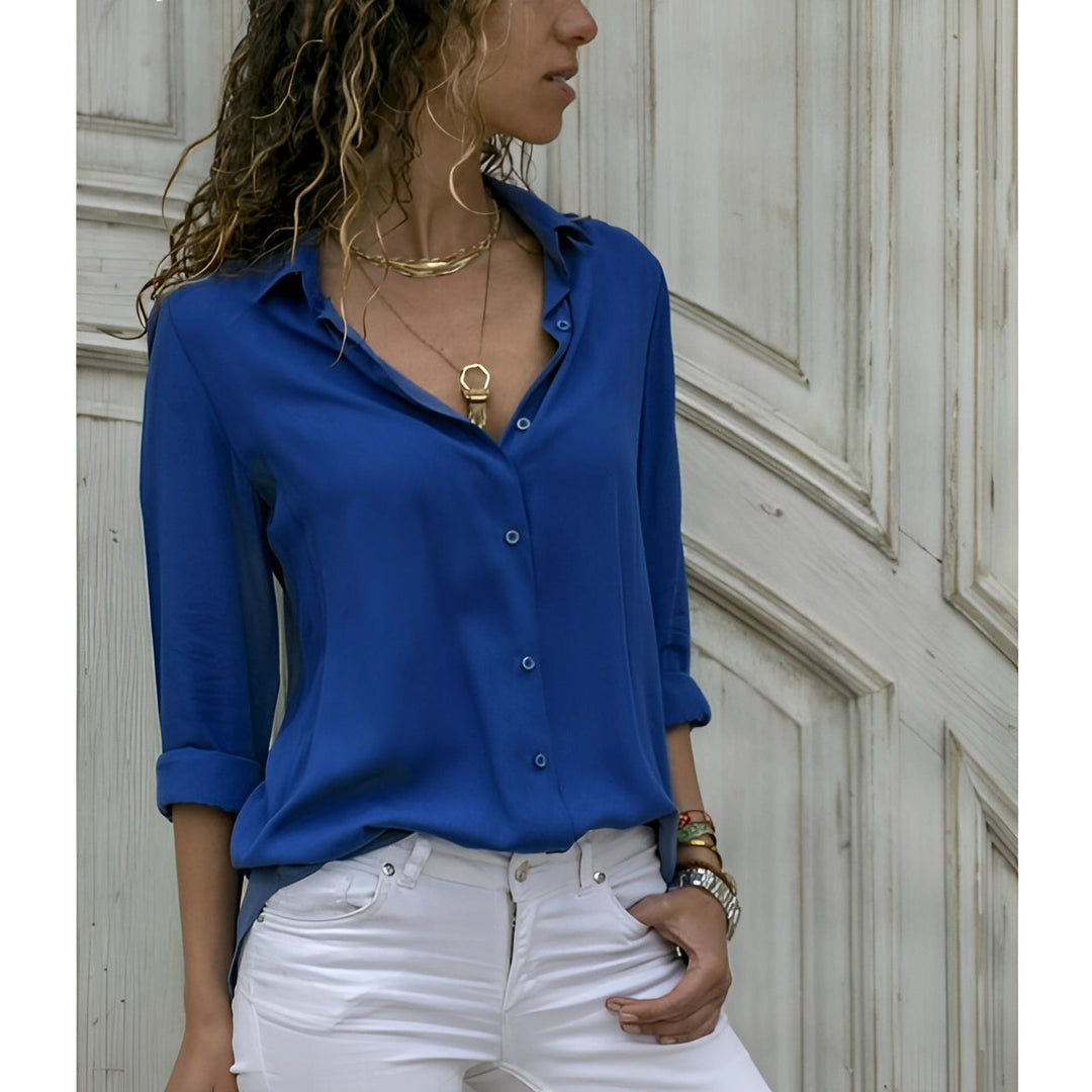 Chemisier en soie orange vif à manches longues, décolleté en V, élégant et confortable, idéal pour occasions spéciales.