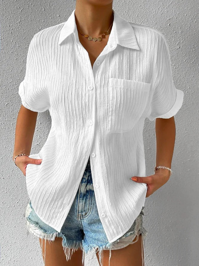 "Chemisier femme décontracté blanc col chemise, coupe ample et boutons délicats, style élégant pour le printemps"