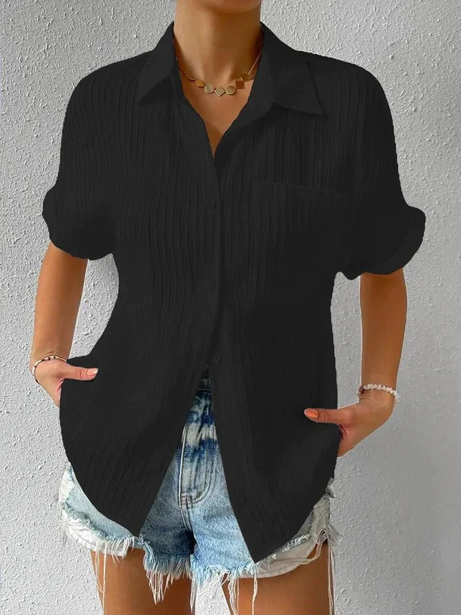 "Chemisier femme décontracté blanc col chemise, coupe ample et boutons délicats, style élégant pour le printemps"
