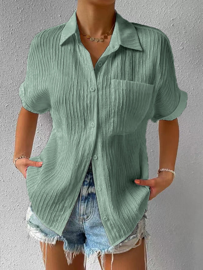 "Chemisier femme décontracté blanc col chemise, coupe ample et boutons délicats, style élégant pour le printemps"