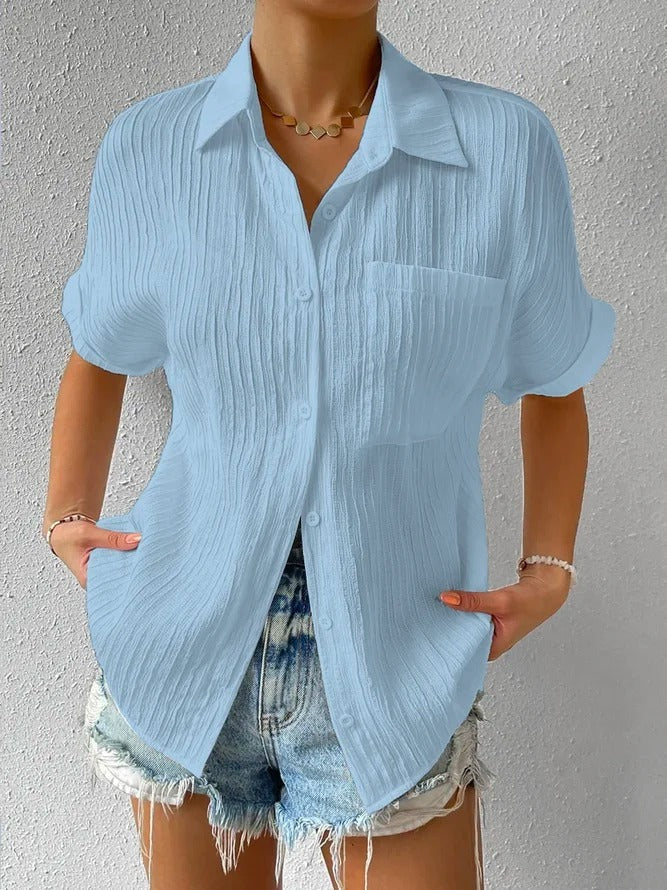 "Chemisier femme décontracté blanc col chemise, coupe ample et boutons délicats, style élégant pour le printemps"