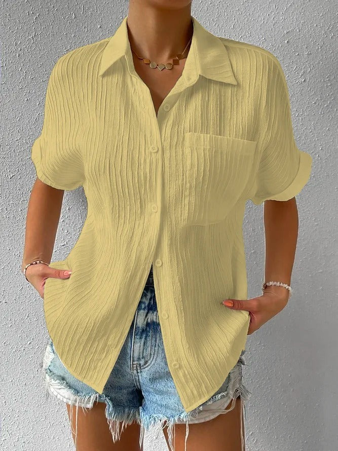 "Chemisier femme décontracté blanc col chemise, coupe ample et boutons délicats, style élégant pour le printemps"