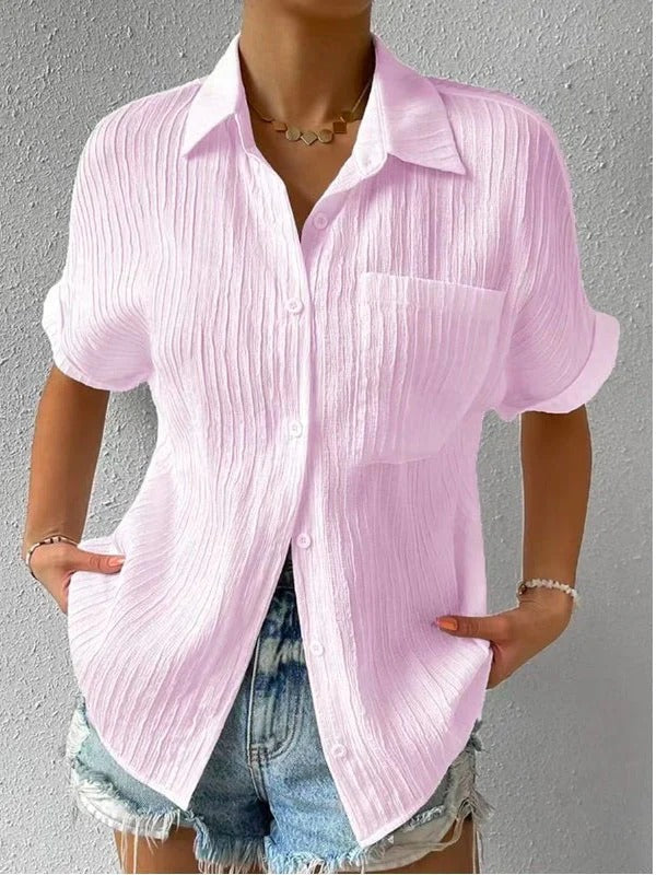 "Chemisier femme décontracté blanc col chemise, coupe ample et boutons délicats, style élégant pour le printemps"