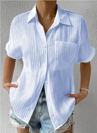 "Chemisier femme décontracté blanc col chemise, coupe ample et boutons délicats, style élégant pour le printemps"