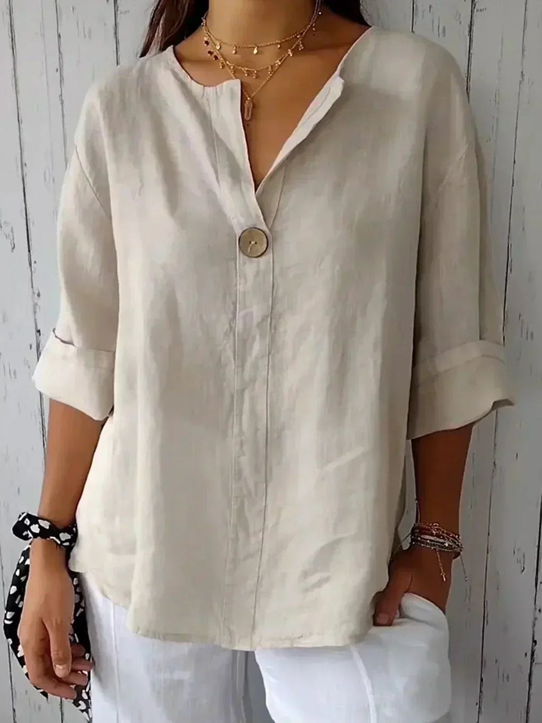 "Chemisier femme élégant en lin, col V, coupe ample, blanc, style minimaliste chic et polyvalent."