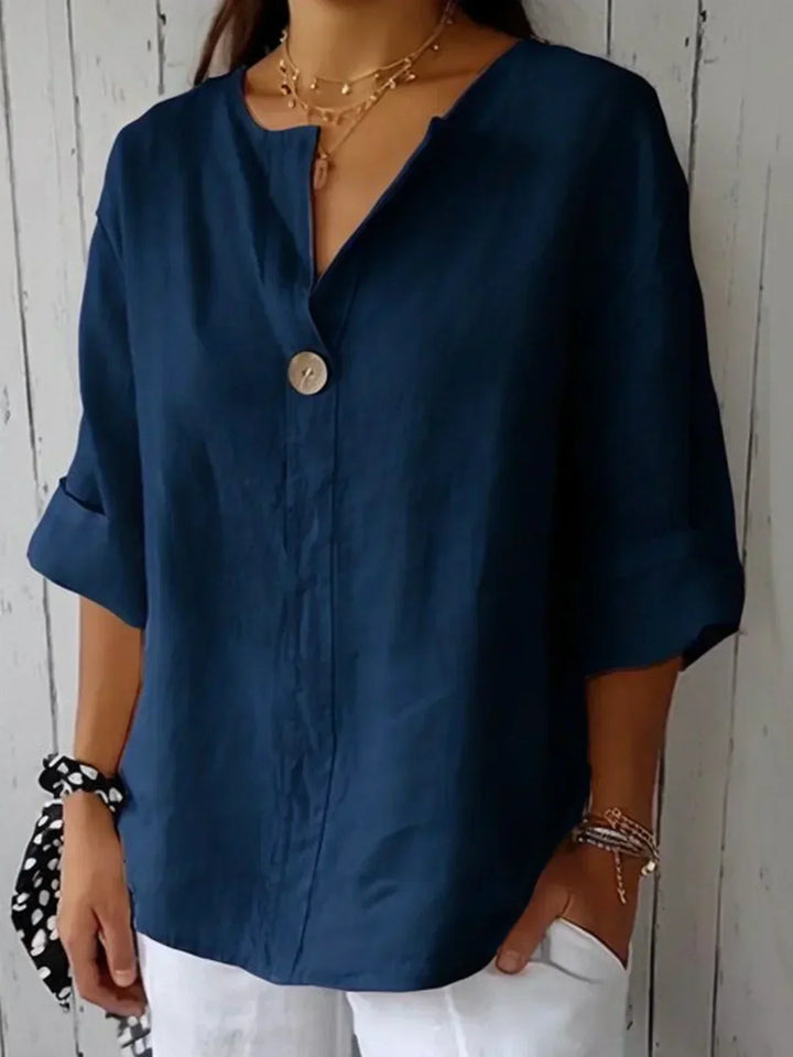 "Chemisier femme élégant en lin, col V, coupe ample, blanc, style minimaliste chic et polyvalent."